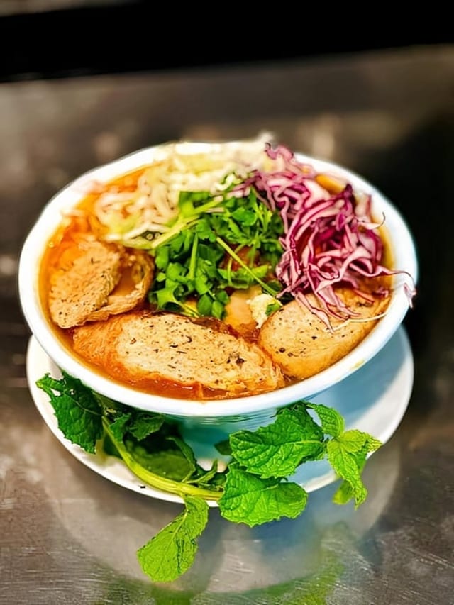N00. Trading Tomato Noodle Soup (Bun Rieu).